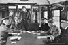 Signature de l'armistice. À gauche le maréchal Keitel, à droite, la délégation française avec le général Huntziger entouré du général d'aviation Bergeret et du vice-amiral Le Luc, de profil - Deutsches Bundesarchiv (Archives fédérales allemandes).