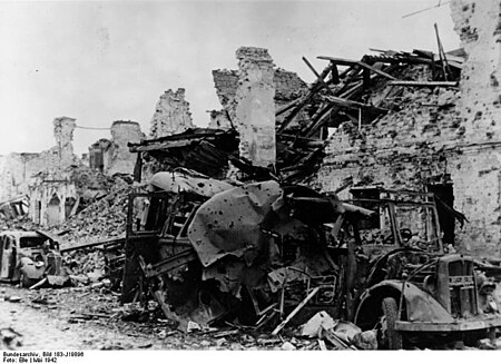 Tập_tin:Bundesarchiv_Bild_183-J19896,_Russland,_Cholm,_zerstörte_Fahrzeuge_vor_Ruinen.jpg