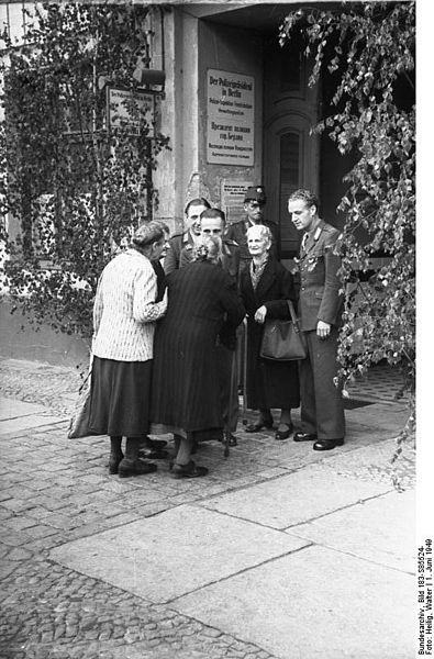 File:Bundesarchiv Bild 183-S85524-, Berlin, Jahrestag der Volkspolizei, Gäste.jpg