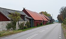 Straße, an der sich mehrere miteinander verbundene Wirtschaftsgebäude befinden