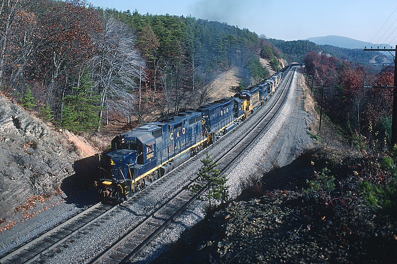 File:C&O 3892 westbound empty hopper train at Moss Run, VA in October 1981 (32074391496).jpg