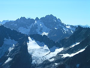 Der Cache-Col-Gletscher vom Sahale Mountain aus gesehen (im Hintergrund Mount Formidable)