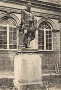 Statue devant le palais des facultés de Caen.