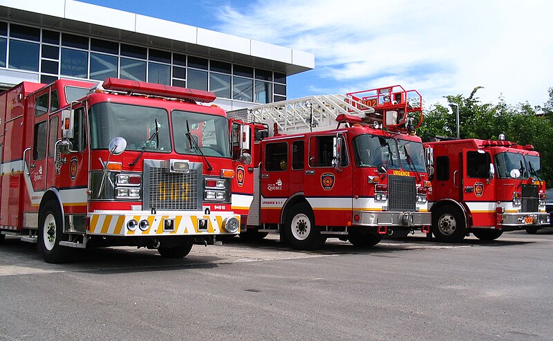 File:Camions de pompier vue de côté, caserne d'incendie des Capucins, Québec.jpg