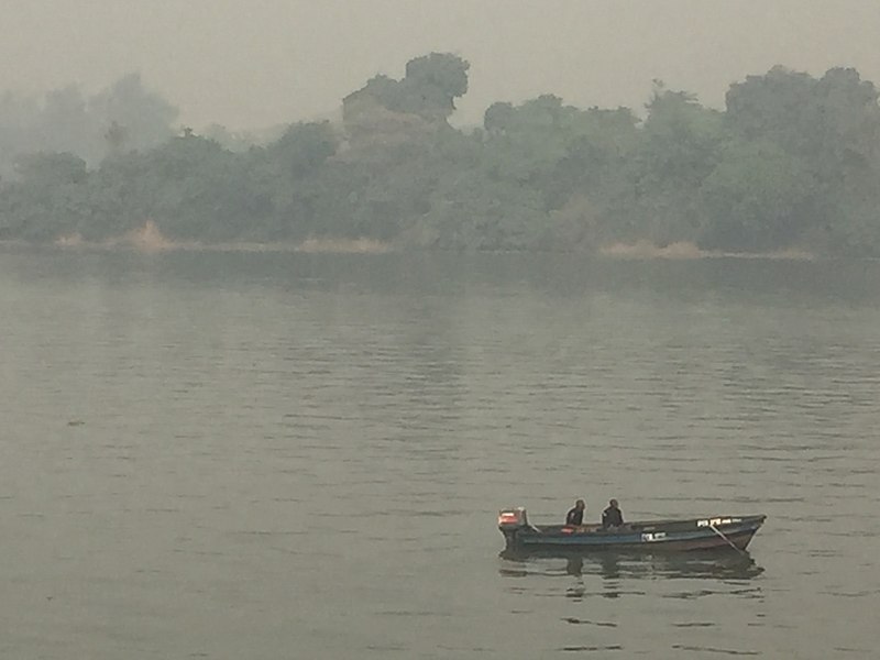 File:Canoe movement beneath Third Mainland Bridge11 13 48 725000.jpeg