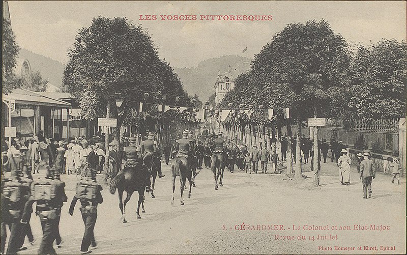 File:Carte postale, Gérardmer, Le Colonel et son Etat-Major, Revue du 14 juillet.jpg