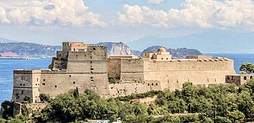 Die Westseite der Festung mit der Kuppel der Festungskapelle rechts der Bildmitte