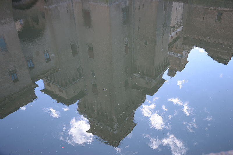 File:Castello Estense riflesso nel fossato.JPG