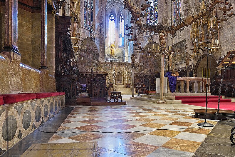 File:Catedral de la Asunción de María. Palma de Mallorca. Presbiterio.jpg