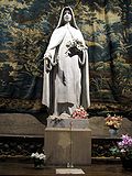 Escultura de Teresa de Lisieux en la catedral