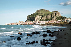 Pohled na historické město pod skálou Rocca di Cefalù