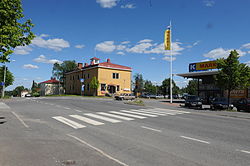 Tohmajärven kuntakeskus Kemie. Keskellä Tohmajärven kunnallistalo, jonka alla on jääkautinen luola.