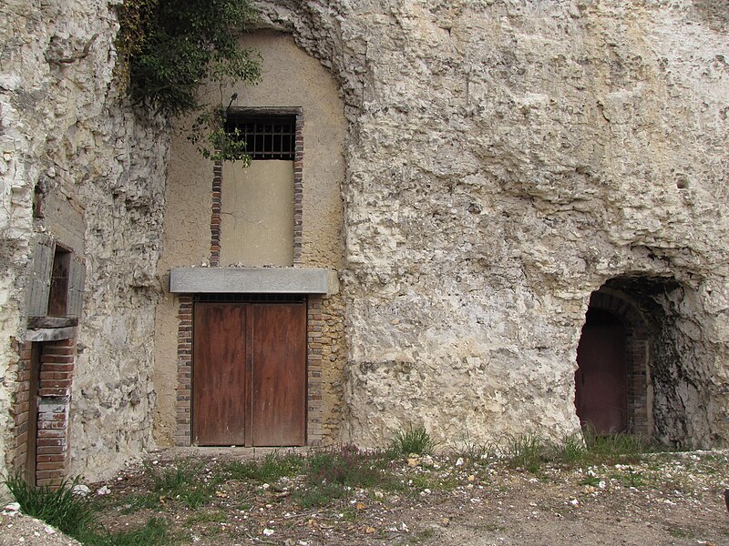 File:Château-Renard- caves de la rue du chemin blanc 2.JPG