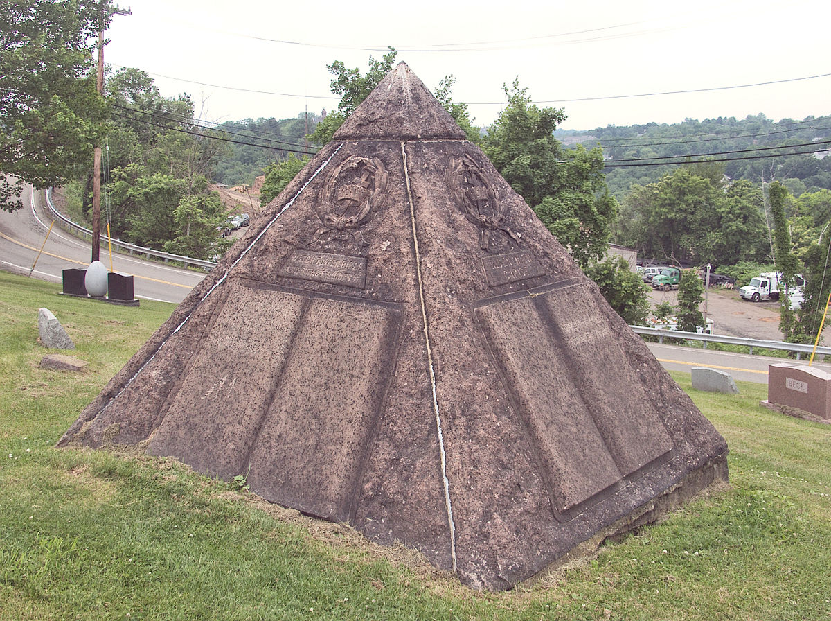 LES ÉCRITS INTERDITS ET BIEN CACHÉS DE LA WATCHTOWER 1200px-Charles_Taze_Russell_Pyramid%2C_United_Cemeteries%2C_2015-06-08%2C_02