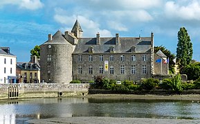 Château de Pont-l'Abbé vu depuis la salle de spectacle Le Triskell (au premier plan, l'étang de Pont-l'Abbé)