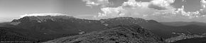 Vedere panoramică din muntele Babeș. Localitatea Cheia este vizibilă în dreapta