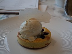 Cherry clafoutis dengan es krim vanilla di Mohk.jpg