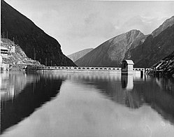 Un punto di appoggio Enel durante il riempimento del lago