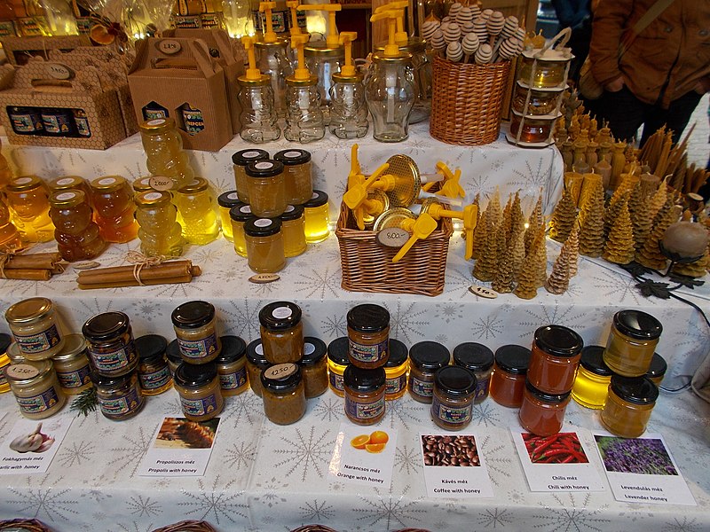 File:Christmas market in 2015 Deák Street. Honey. - Budapest.JPG