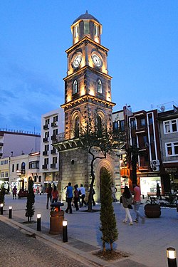 Изглед към часовниковата кула в центъра на града