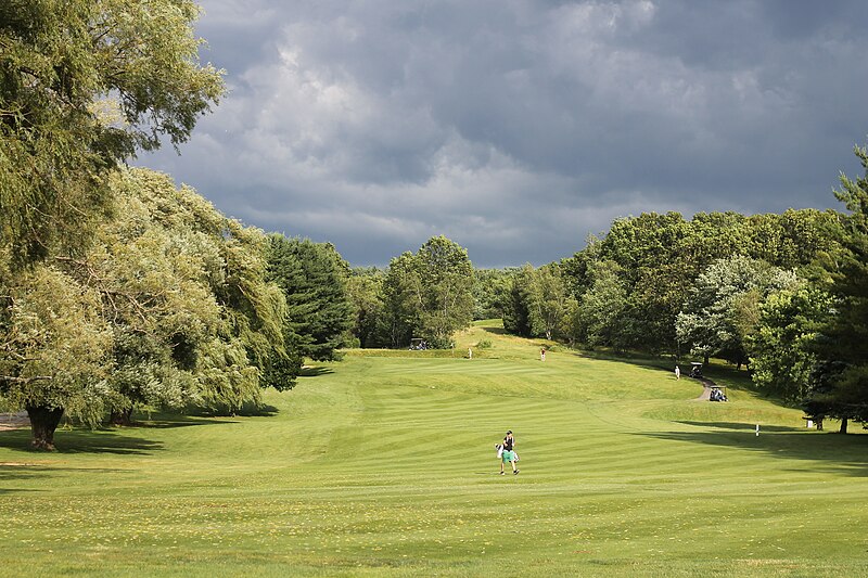 File:Cloudy Golf Day.JPG