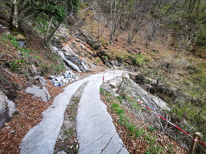 File:Crossing of Torrente Val Perlana.jpg