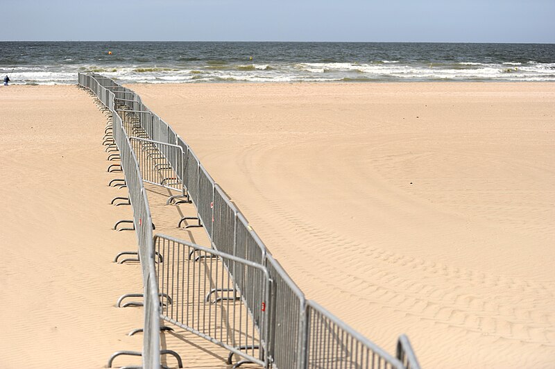 File:Crowd control barriers on the beach - 37th G8 summit in Deauville 027.jpg