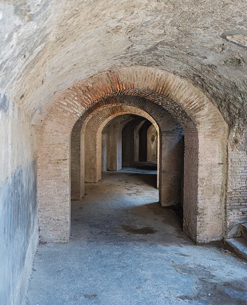 File:Cryptæ Amphitheatre Pompeii.jpg