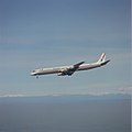 A United DC-8 flies in a NASA program/Un DC-8 de United vuela en un programa de NASA