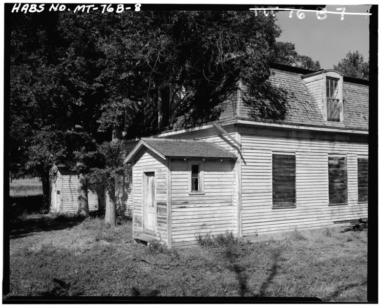 File:DETAIL OF REAR ENTRY FROM SOUTH SIDE - Fort Keogh, Officers Quarters B, 3 miles west of Miles City on U.S. Highway 10, Miles City, Custer County, MT HABS MONT,9-MILCI,3-B-8.tif