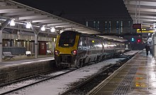 Il CrossCountry classe 220 "Voyager" DEMU 220013 diretto a Newcastle di mattina presto alla stazione di Derby.