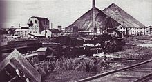 Schwarzweiß-Foto zerstörter Industrieanlagen