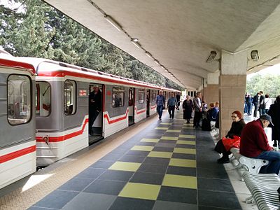 Платформа и метропоезд 81-717М/714М