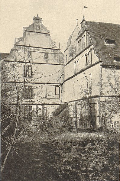 File:Die Weserrenaissance (Sonnen) - 182 - Schloss Schwöbber, Außengiebel.jpg