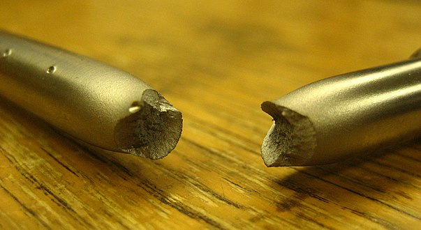 Ductiel breukvlak van een metalen trekstaaf met een "kop en schotelbreuk"