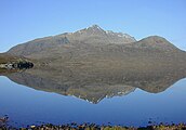 Blick von Osten über das Südende von Lochan Fada auf den Slioch mit dem Vorgipfel Sgurr an Tuill Bhain