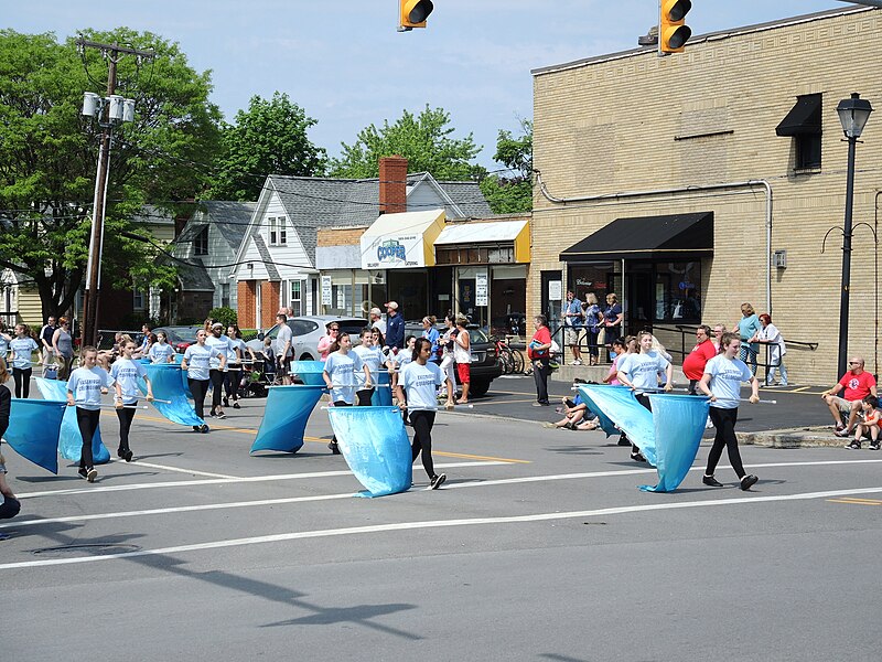 File:EastIrondequoitLancersMarchingBandIrondequoitNewYorkMemorialDayParade2017B.jpg