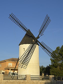 Un molín de viento en El Perelló