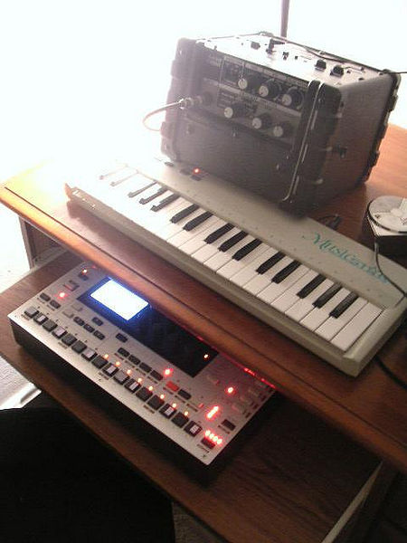 File:Elektron Monomachine, along with MIDI mini keyboard and BOSS Micro Cube amp (2004-10-21 or 2003-10-22 by j bizzie).jpg