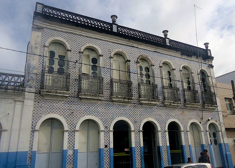 File:Estância - Fachadas de azulejos - INSS 01.jpg