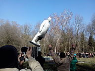 La caída de un monumento a Lenin en Khmelnytsky, Ucrania