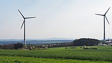 Blick vom Kemeler Rücken zum 32 km entfernten Großen Feldberg (Mitte), der das Panorama dominiert