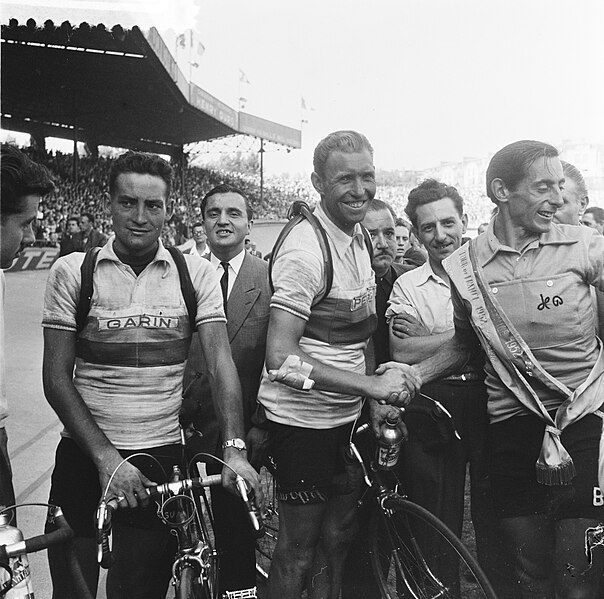 File:Finish Parijs. Winnaar Fausto Coppi wordt gefeliciteerd door Henk Faanhof. Links, Bestanddeelnr 905-2280.jpg