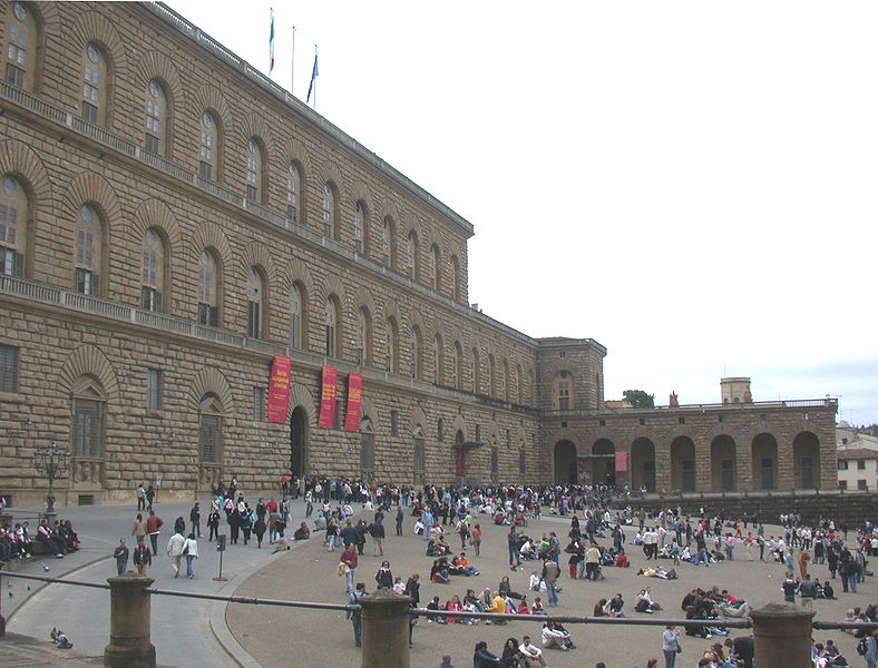 File:FirenzePalazzoPittiPiazzale.JPG