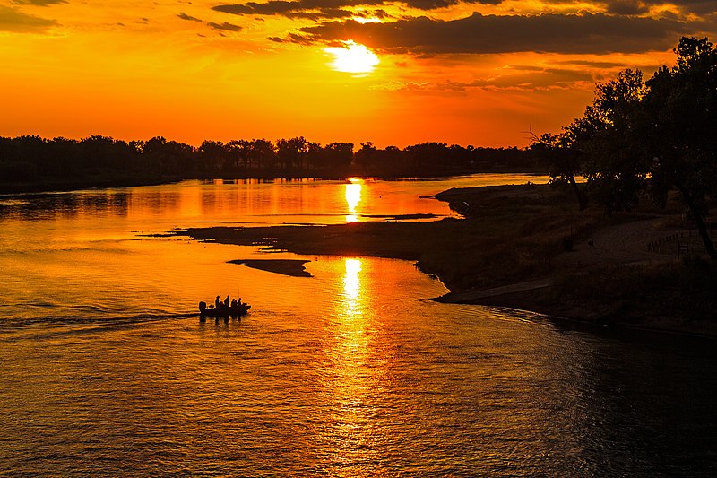 File:Fishermen at sunset (14912294680).jpg