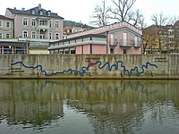 Fränkische Saale — Verlauf an der Mauer angebracht (Bad Kissingen)