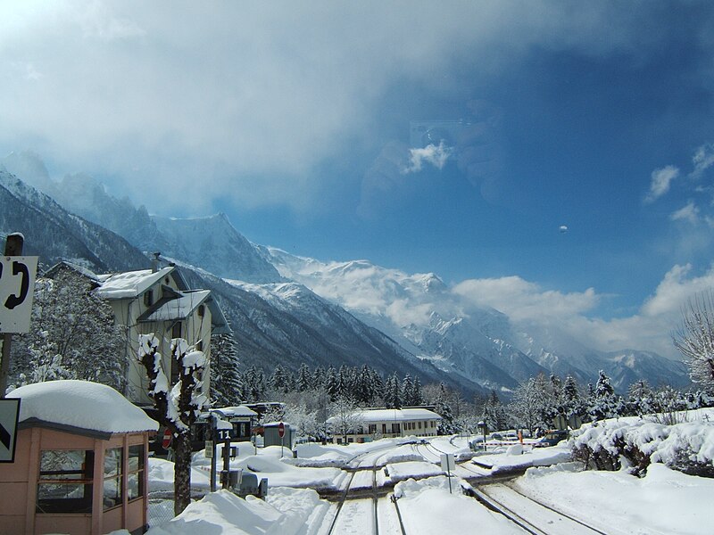 File:Gare des Tines - direction Chamonix.JPG