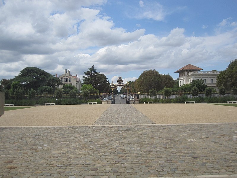 File:Gates of the Château de Maisons-Laffitte.jpg