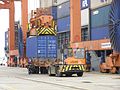 ポーランドのグディニャ港でコンテナを搭載中のターミナルトラクター。搭載作業確認のため運転台が180度回転している。