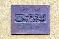 Rechteckige Gedenktafel mit Aufschrift Jerzy Gross; 16.11.1929 Krakau; 27.7.2014 Köln; gerettet aus dem Holocaust durch Schindlers Liste; zuletzt lebte er hier in der Siedlung der GAG